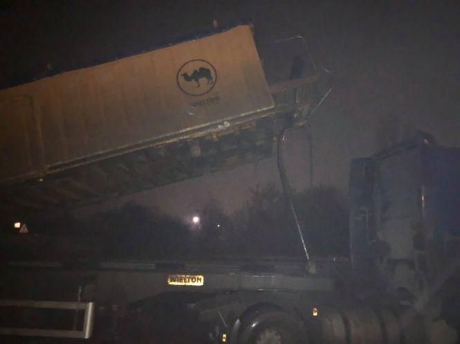 Вантажівка пошкодила міст на селищі Цемзаводу (ФОТО), фото №6 на сайті 20minut.ua