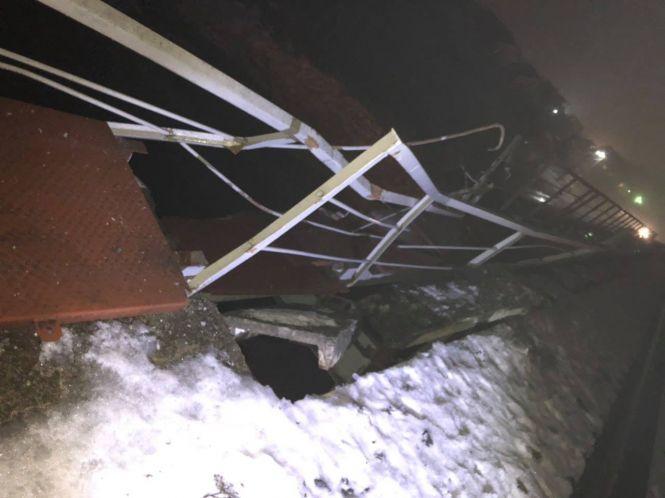 Вантажівка пошкодила міст на селищі Цемзаводу (ФОТО), фото №3 на сайті 20minut.ua