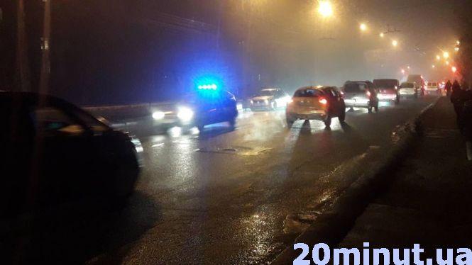 ДТП на Коріатовичів: водій Mitsubishi збив чоловіка. У сторону центра величезні затори, фото №2 на сайті 20minut.ua