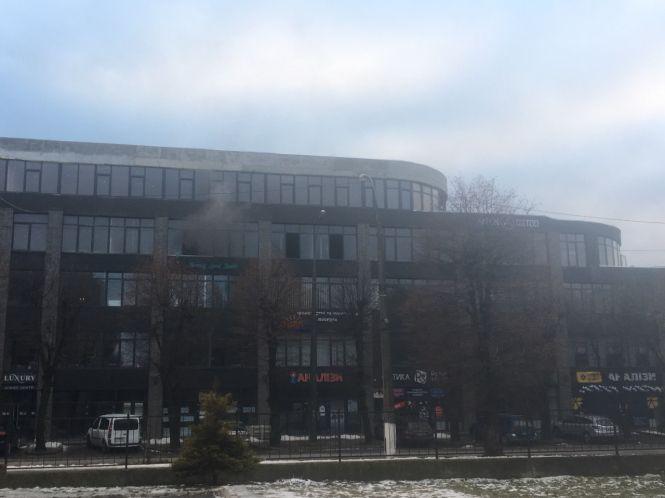 На Проскурівській задимівся ТЦ “Luxury”, фото №4 на сайті vsim.ua