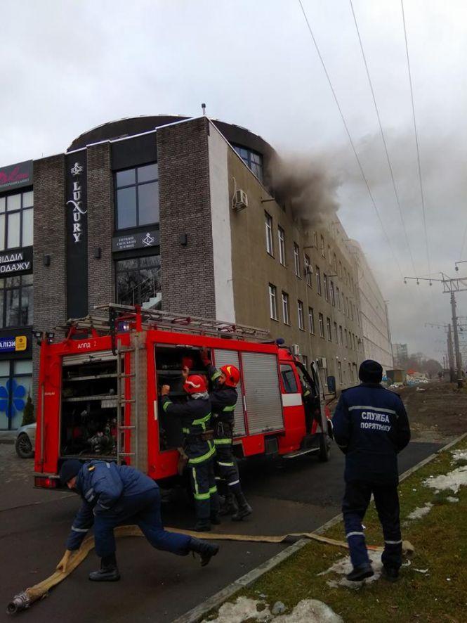 На Проскурівській задимівся ТЦ “Luxury”, фото №2 на сайті vsim.ua