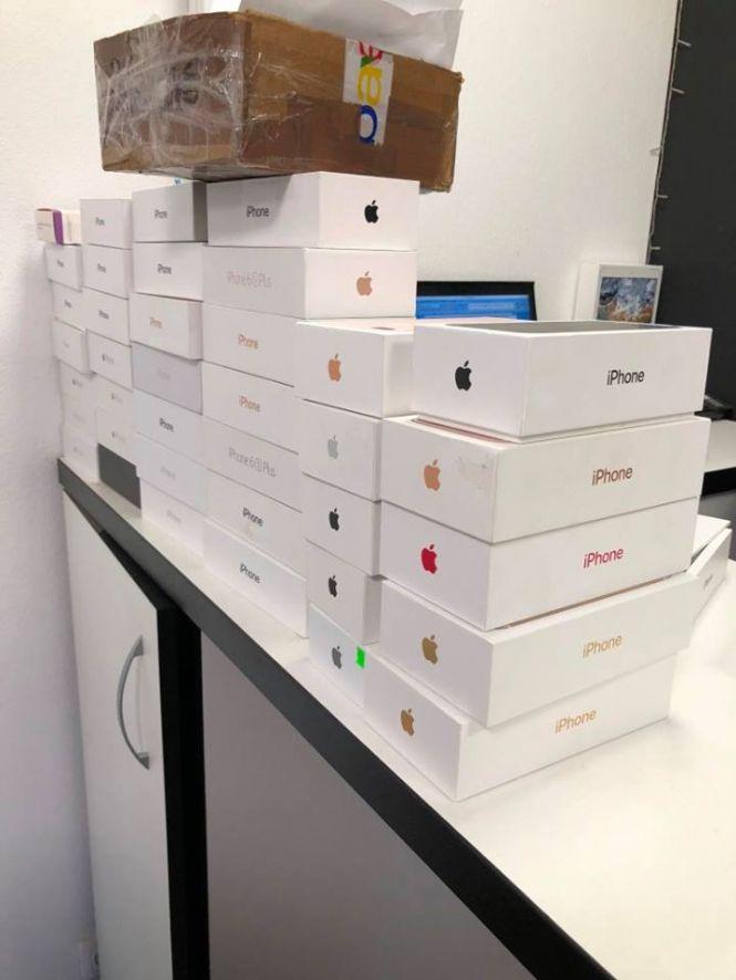 Новини Тернополя - фото з У Тернополі “накрили” велику партію нелегальних “Айфонів” У Тернополі “накрили” велику партію нелегальних “Айфонів”, фото №1 на сайті 20minut.ua