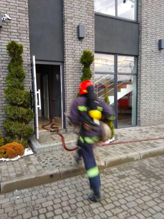 На Проскурівській задимівся ТЦ “Luxury”, фото №1 на сайті vsim.ua