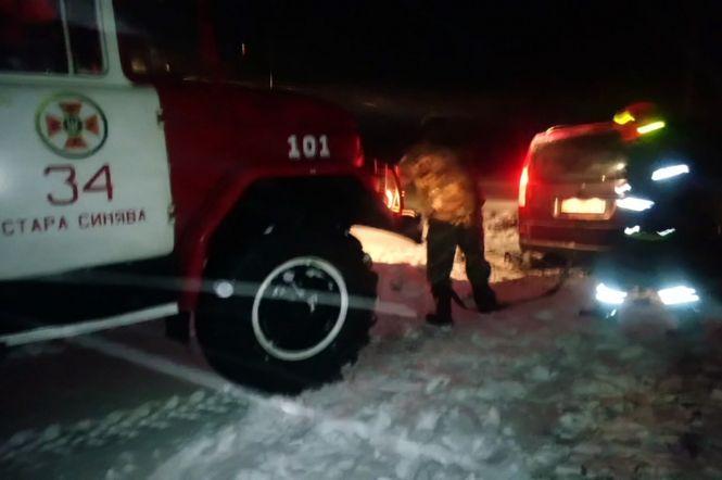 Перекинутий "Renault" та "Mercedes" в заметі: наслідки снігопаду на Хмельниччині, фото №2 на сайті vsim.ua