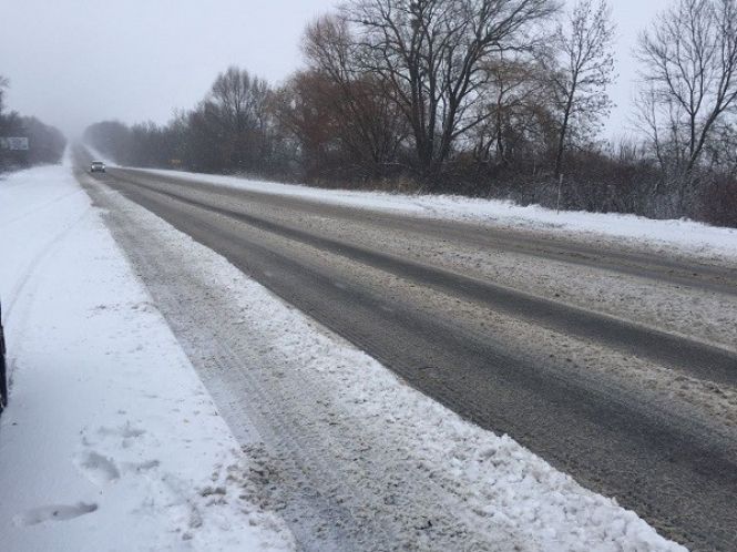 Більше сотні спецмашин розчищають засніжені траси Хмельниччини, фото №1 на сайті vsim.ua
