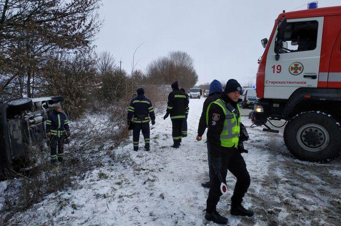 Перекинутий "Renault" та "Mercedes" в заметі: наслідки снігопаду на Хмельниччині, фото №1 на сайті vsim.ua