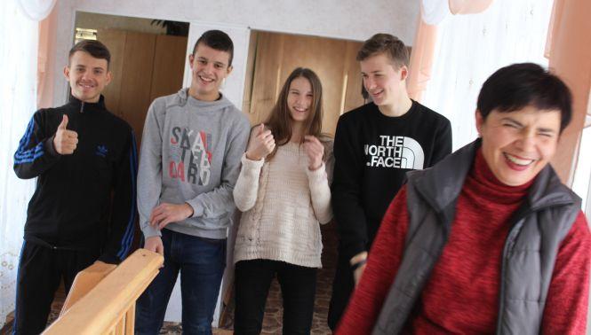 Новини Вінниці - фото з Тут розмовляють жестами і… обіймаються з учителями. Як і де навчають глухих дітей? Тут розмовляють жестами і… обіймаються з учителями. Як і де навчають глухих дітей?, фото №11 на сайті 20minut.ua