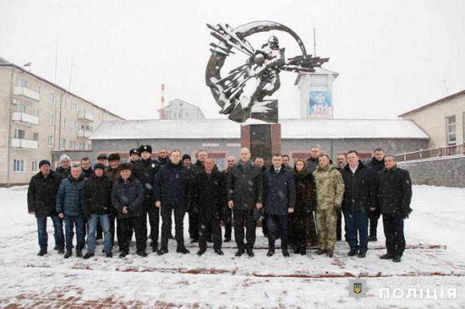 Новини Хмельницького - фото з У Хмельницькому вшанували ліквідаторів катастрофи на Чорнобильській АЕС У Хмельницькому вшанували ліквідаторів катастрофи на Чорнобильській АЕС, фото №1 на сайті vsim.ua