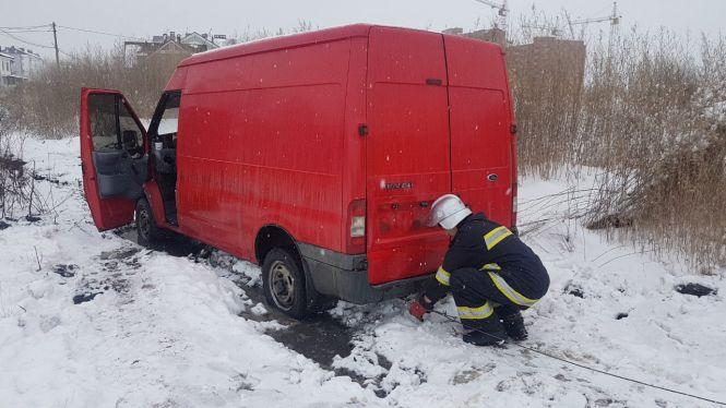 Новини Хмельницького - фото з На Нижній Береговій "Ford" потрапив у "болотяний капкан": авто витягали рятувальники На Нижній Береговій "Ford" потрапив у "болотяний капкан": авто витягали рятувальники, фото №1 на сайті vsim.ua