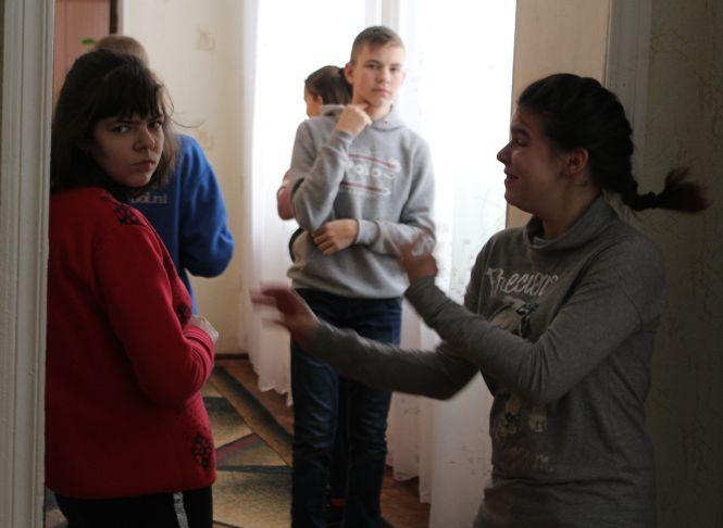 Новини Вінниці - фото з Тут розмовляють жестами і… обіймаються з учителями. Як і де навчають глухих дітей? Тут розмовляють жестами і… обіймаються з учителями. Як і де навчають глухих дітей?, фото №2 на сайті 20minut.ua