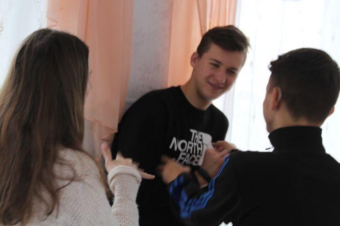 Новини Вінниці - фото з Тут розмовляють жестами і… обіймаються з учителями. Як і де навчають глухих дітей? Тут розмовляють жестами і… обіймаються з учителями. Як і де навчають глухих дітей?, фото №6 на сайті 20minut.ua