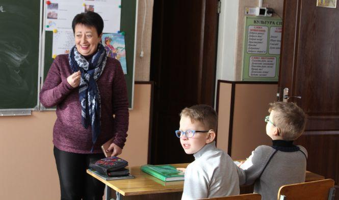 Новини Вінниці - фото з Тут розмовляють жестами і… обіймаються з учителями. Як і де навчають глухих дітей? Тут розмовляють жестами і… обіймаються з учителями. Як і де навчають глухих дітей?, фото №5 на сайті 20minut.ua