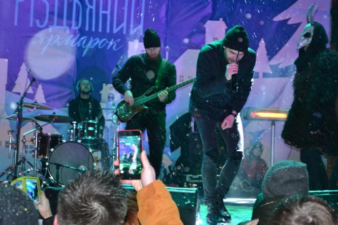 Відгорнули сніг і «вдарили роком». На Проскурівській виступив «Чумацький шлях», фото №2 на сайті vsim.ua