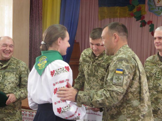 Новини Хмельницького - фото з Хмельницьким школярам вручили зелені берети Хмельницьким школярам вручили зелені берети, фото №4 на сайті vsim.ua