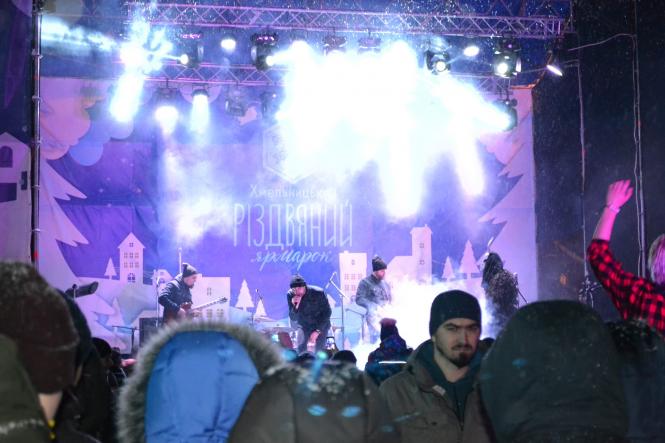 Відгорнули сніг і «вдарили роком». На Проскурівській виступив «Чумацький шлях», фото №1 на сайті vsim.ua