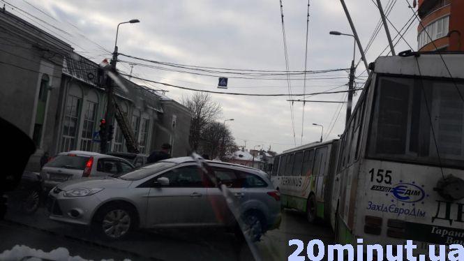 Новини Тернополя - фото з На Бандери велосипедист з милицею врізався в авто. Чоловіка забрала "швидка" На Бандери велосипедист з милицею врізався в авто. Чоловіка забрала "швидка", фото №1 на сайті 20minut.ua