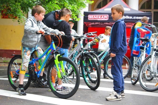 Біля міської ради роблять велопарковку. Її вартість — 1 мільйон гривень, фото №2 на сайті 20minut.ua
