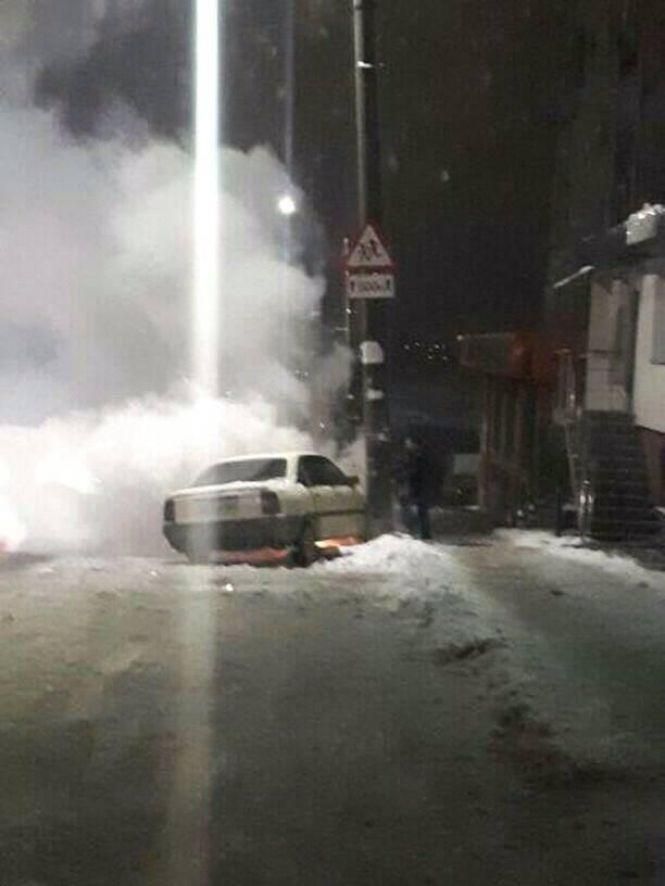 Новини Хмельницького - фото з На Бандери посеред дороги загорівся "Opel" На Бандери посеред дороги загорівся "Opel", фото №1 на сайті vsim.ua