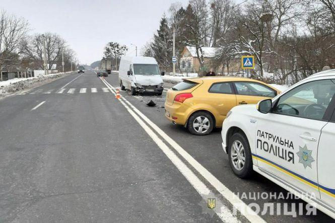 Біля Хмельницького легковик зіткнувся з бусом: постраждала 32-річна жінка, фото №1 на сайті vsim.ua
