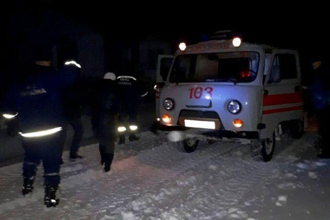 Новини Тернополя - фото з На Тернопільщині зі снігу витягували рейсовий автобус і швидку На Тернопільщині зі снігу витягували рейсовий автобус і швидку, фото №1 на сайті 20minut.ua