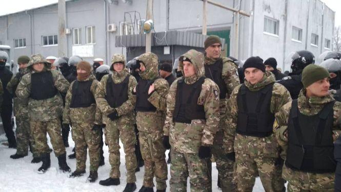 Новини Тернополя - фото з На Гайовій багато людей у камуфляжі: тривають слідчі дії. Пустили дим та сльозогінний газ На Гайовій багато людей у камуфляжі: тривають слідчі дії. Пустили дим та сльозогінний газ, фото №5 на сайті 20minut.ua