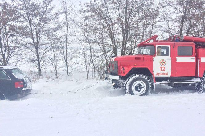 Новини Хмельницького - фото з Сніговий полон: на Хмельниччині в заметах застрягли п'ять автомобілів з десятком пасажирів Сніговий полон: на Хмельниччині в заметах застрягли п'ять автомобілів з десятком пасажирів, фото №3 на сайті vsim.ua