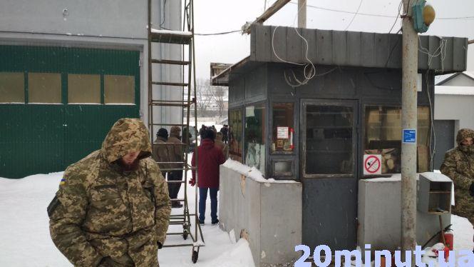 Новини Тернополя - фото з На Гайовій багато людей у камуфляжі: тривають слідчі дії. Пустили дим та сльозогінний газ На Гайовій багато людей у камуфляжі: тривають слідчі дії. Пустили дим та сльозогінний газ, фото №3 на сайті 20minut.ua