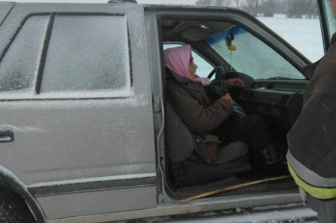 Новини Хмельницького - фото з Сніговий полон: на Хмельниччині в заметах застрягли п'ять автомобілів з десятком пасажирів Сніговий полон: на Хмельниччині в заметах застрягли п'ять автомобілів з десятком пасажирів, фото №1 на сайті vsim.ua
