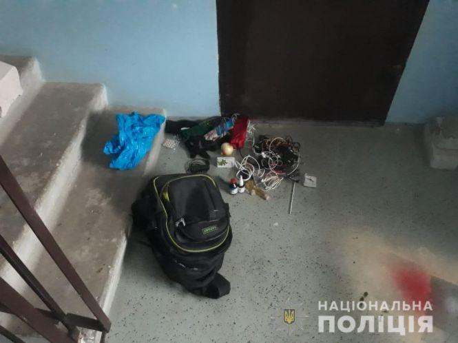 Новини Вінниці - фото з З дротами та звуками: через підозрілий рюкзак з багатоповерхівки евакуювали 20 людей З дротами та звуками: через підозрілий рюкзак з багатоповерхівки евакуювали 20 людей, фото №2 на сайті 20minut.ua