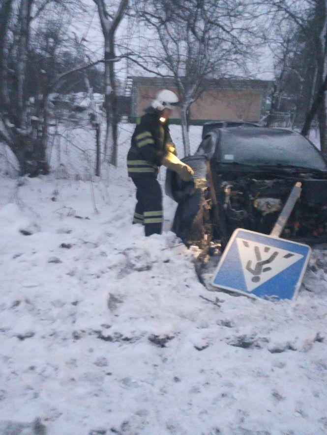 Пожежники попередили загоряння авто, що пошкодилося у ДТП, фото №2 на сайті 20minut.ua