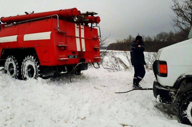 Новини Тернополя - фото з На Тернопільщині зі снігу витягували рейсовий автобус і швидку На Тернопільщині зі снігу витягували рейсовий автобус і швидку, фото №2 на сайті 20minut.ua