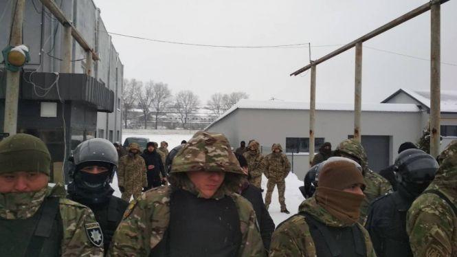 Новини Тернополя - фото з На Гайовій багато людей у камуфляжі: тривають слідчі дії. Пустили дим та сльозогінний газ На Гайовій багато людей у камуфляжі: тривають слідчі дії. Пустили дим та сльозогінний газ, фото №4 на сайті 20minut.ua