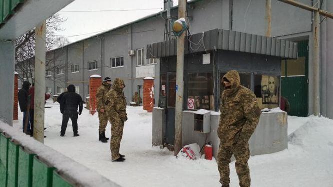 Новини Тернополя - фото з На Гайовій багато людей у камуфляжі: тривають слідчі дії. Пустили дим та сльозогінний газ На Гайовій багато людей у камуфляжі: тривають слідчі дії. Пустили дим та сльозогінний газ, фото №1 на сайті 20minut.ua