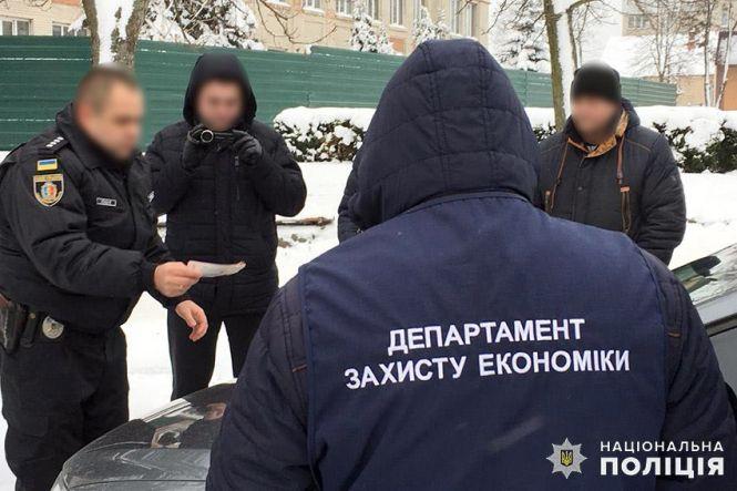 Новини Хмельницького - фото з На Хмельниччині начальника відділу УЗЕ хотіли підкупити за 10 тисяч гривень На Хмельниччині начальника відділу УЗЕ хотіли підкупити за 10 тисяч гривень, фото №1 на сайті vsim.ua