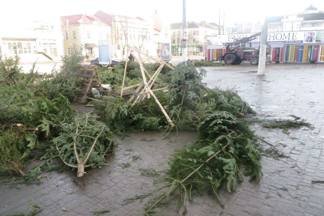 Біля “Плази” запрацював ялинковий базар. Скільки беруть за місце і чому продавати там заборонено, фото №2 на сайті vsim.ua