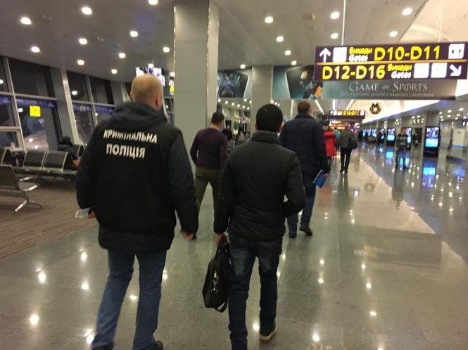 Новини Хмельницького - фото з Іноземця, який сидів в Ізяславській колонії за розбещення неповнолітніх, депортували з країни Іноземця, який сидів в Ізяславській колонії за розбещення неповнолітніх, депортували з країни, фото №1 на сайті vsim.ua