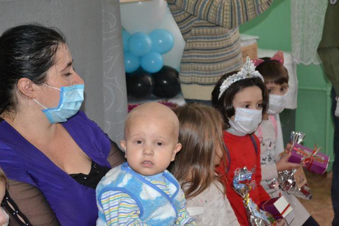 Хмельницькі студенти стали “миколайчиками” для хворих діток, фото №5 на сайті vsim.ua