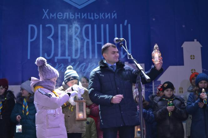 Співи, танці та Віфлеємський вогонь: у Хмельницькому відсвяткували День Святого Миколая, фото №11 на сайті vsim.ua