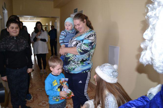 Хмельницькі студенти стали “миколайчиками” для хворих діток, фото №2 на сайті vsim.ua