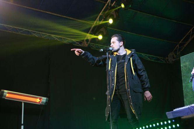 Новини Вінниці - фото з Головну ялинку Вінниці відкривали дискотека, «Олег Винник» і репер ХАС Головну ялинку Вінниці відкривали дискотека, «Олег Винник» і репер ХАС, фото №4 на сайті 20minut.ua