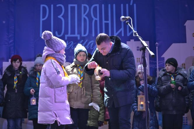 Співи, танці та Віфлеємський вогонь: у Хмельницькому відсвяткували День Святого Миколая, фото №10 на сайті vsim.ua