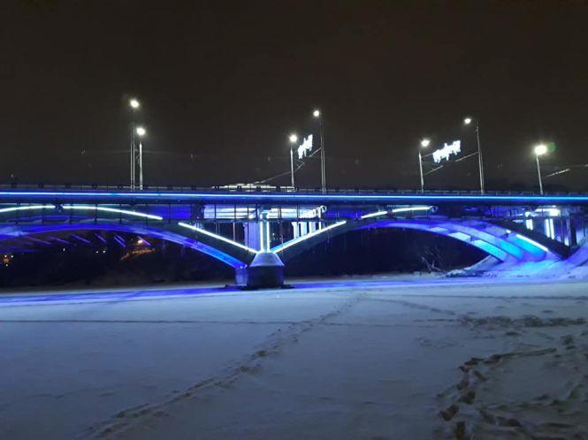 На Київському мосту запрацювала підсвітка, яка вартує майже 2 мільйони, фото №1 на сайті 20minut.ua