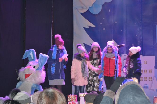 Співи, танці та Віфлеємський вогонь: у Хмельницькому відсвяткували День Святого Миколая, фото №1 на сайті vsim.ua