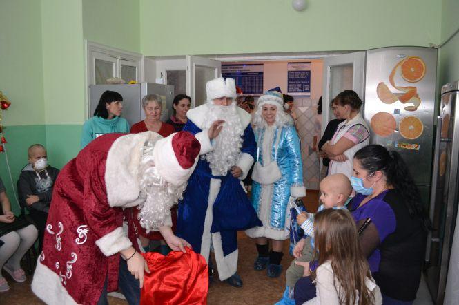Хмельницькі студенти стали “миколайчиками” для хворих діток, фото №6 на сайті vsim.ua