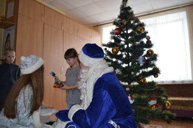 Хмельницькі студенти стали “миколайчиками” для хворих діток, фото №3 на сайті vsim.ua