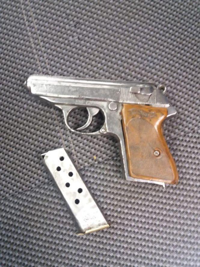 Поліція Кам’янця затримала чоловіка, який незаконно зберігав зброю і погрожував дружині, фото №2 на сайті 20minut.ua