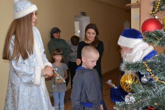 Хмельницькі студенти стали “миколайчиками” для хворих діток, фото №7 на сайті vsim.ua