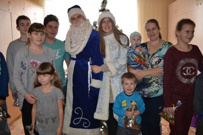 Хмельницькі студенти стали “миколайчиками” для хворих діток, фото №4 на сайті vsim.ua