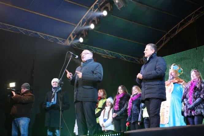 Новини Вінниці - фото з Головну ялинку Вінниці відкривали дискотека, «Олег Винник» і репер ХАС Головну ялинку Вінниці відкривали дискотека, «Олег Винник» і репер ХАС, фото №1 на сайті 20minut.ua