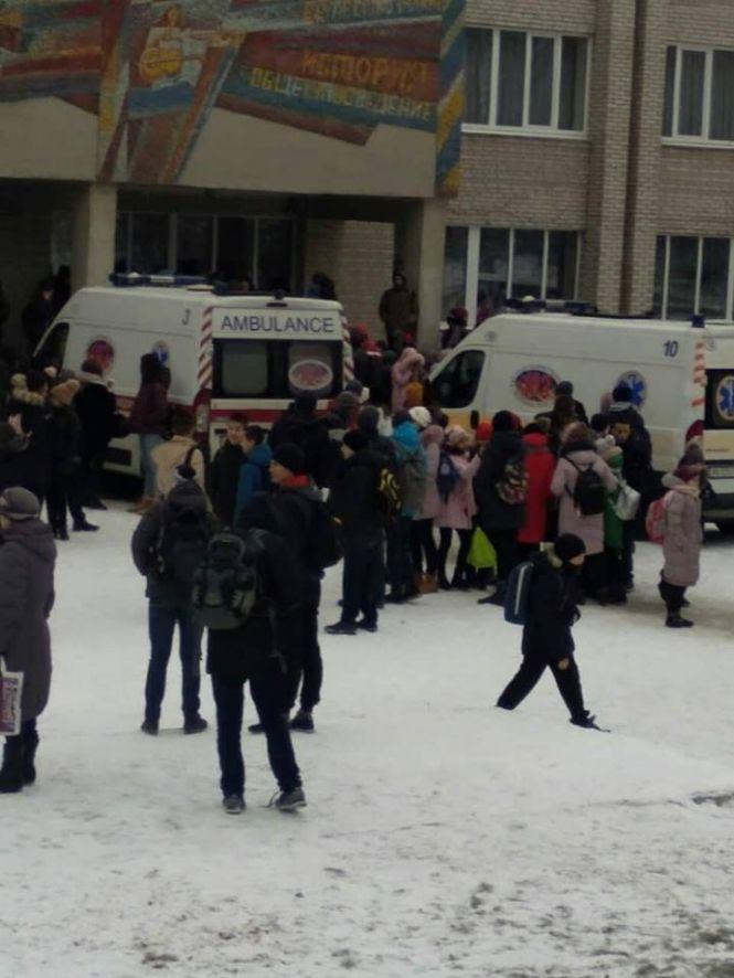 В шкільному туалеті розпилили газ. Хто і навіщо, на місці з’ясовує ювенальна поліція, фото №1 на сайті 20minut.ua